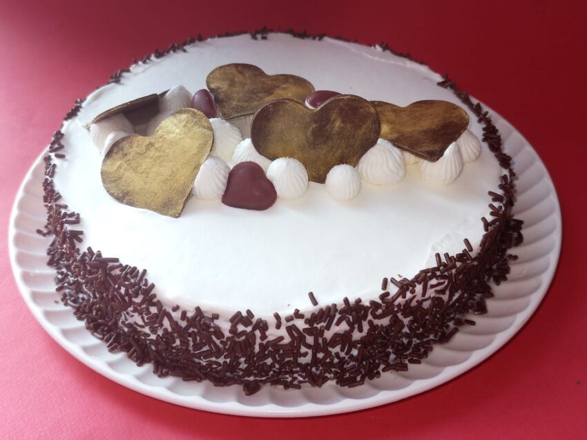 Pastel Titino con corazón  (Chocolate y Almendras.) - Imagen 3