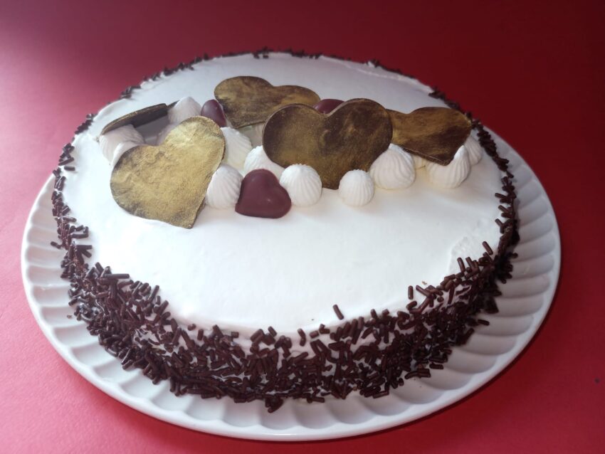 Pastel Titino con corazón  (Chocolate y Almendras.) - Imagen 2