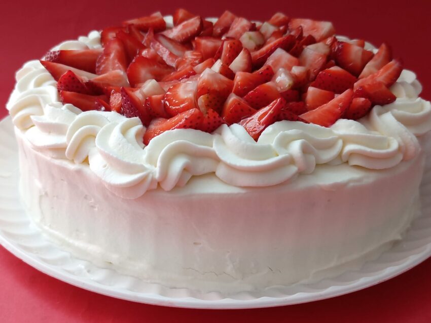 Pastel Strawberry cake Plus